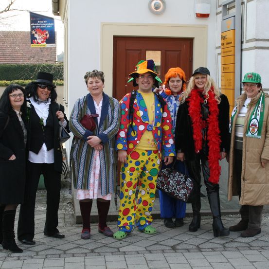 Bild enthält, Coat, Adult, Female, Person, Woman, People, Hat, Male, Man, Flower Arrangement