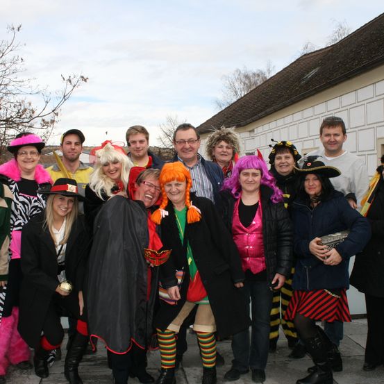 Bild enthält, Coat, People, Person, Adult, Female, Woman, Hat, Boy, Child, Male