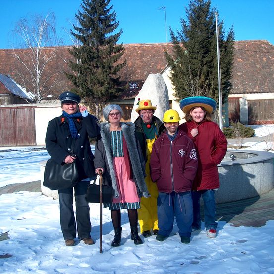 Bild enthält, Coat, Shelter, Tree, Jacket, Fir, Person, Portrait, Pants, Adult, Man