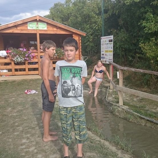 Bild enthält, Shelter, Shorts, T-Shirt, Photography, Portrait, Potted Plant, Backyard, Path, Vegetation, Grass