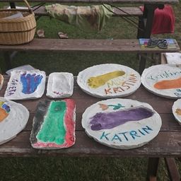 Bild enthält, Paint Container, Furniture, Table, Tabletop, Meat, Pork, Palette, Bench, Plate, Fun