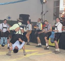 Bild enthält, People, Person, Adult, Female, Woman, Male, Man, Dancing, Shorts, Face