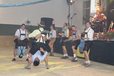 Bild enthält, People, Person, Adult, Female, Woman, Male, Man, Dancing, Shorts, Face