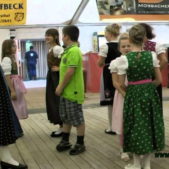 Bild enthält, Person, Child, Female, Girl, Costume, Skirt, Shoe, Face, Shorts, Coat