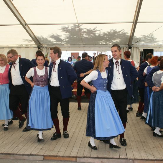 Bild enthält, People, Person, Adult, Male, Man, Female, Woman, Wood, Shoe, Skirt