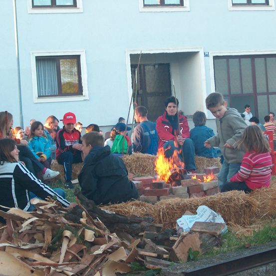 Bild enthält, Flame, Boy, Child, Male, Person, Wood, Female, Girl, Adult, Woman