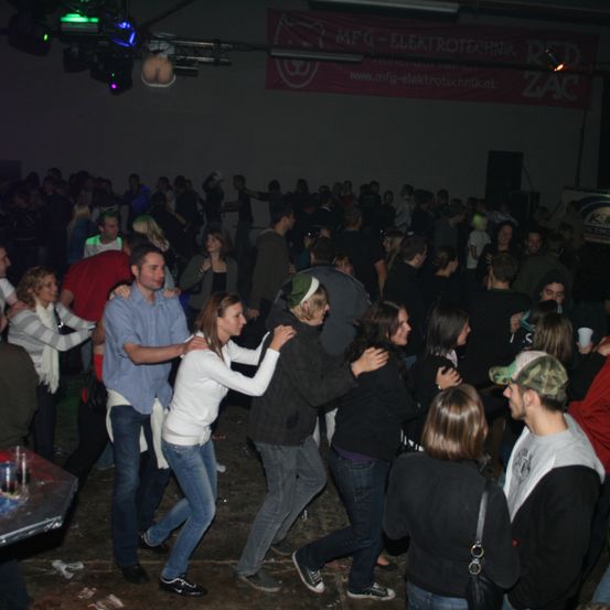 Bild enthält, Urban, Jeans, Club, People, Person, Adult, Female, Woman, Male, Man