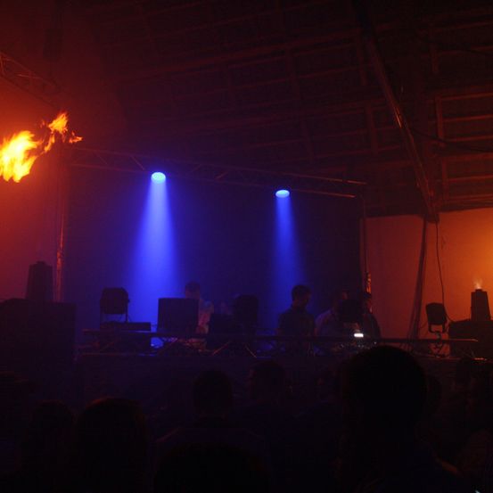 Bild enthält, Lighting, Concert, Crowd, Person, Flare, Light, Stage, Urban, Flame, Candle