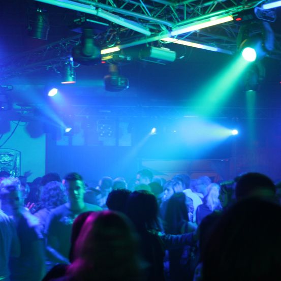 Bild enthält, Urban, Lighting, Club, Night Club, Adult, Male, Man, Person, Night Life, Woman