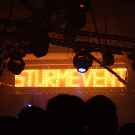 Bild enthält, Lighting, Concert, Crowd, Person, Stage, Electronics, Urban