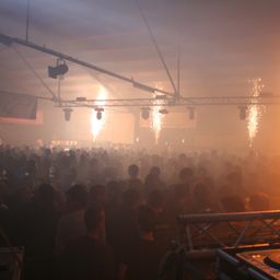 Bild enthält, Concert, Crowd, Person, Lighting, Urban, Nature, Weather, Adult, Male, Man