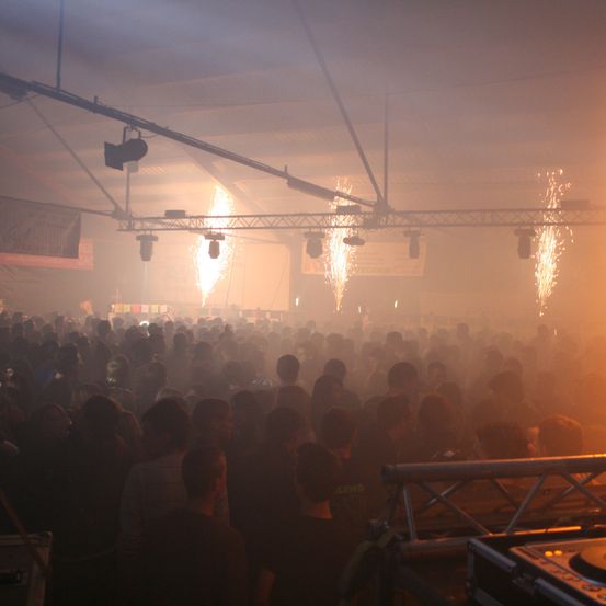 Bild enthält, Concert, Crowd, Person, Lighting, Urban, Nature, Weather, Adult, Male, Man