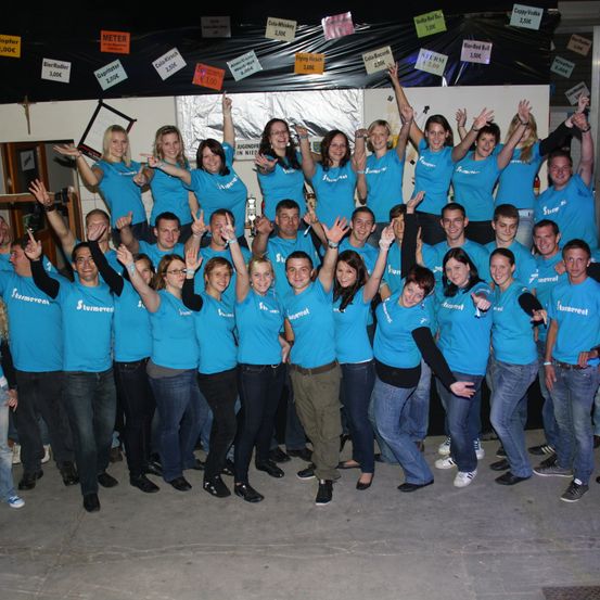 Bild enthält, Pants, People, Person, Groupshot, Jeans, Adult, Male, Man, Shoe, Photography