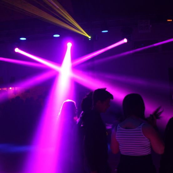 Bild enthält, Lighting, Light, Club, Person, Urban, Adult, Male, Man, Night Club, Face