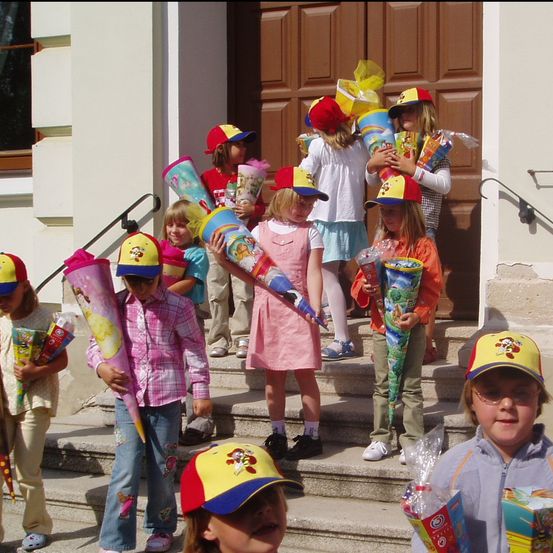 Bild enthält, Hat, Jeans, Person, Child, Female, Girl, People, Cap, Shoe, Face