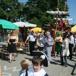 Bild enthält, Indoors, Restaurant, Food Court, Cafeteria, Person, Adult, Male, Man, Cafe, Child