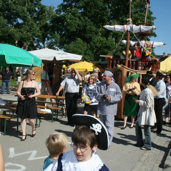 Bild enthält, Indoors, Restaurant, Food Court, Cafeteria, Person, Adult, Male, Man, Cafe, Child