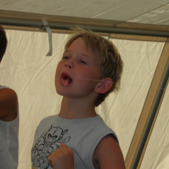 Bild enthält, Clothing, T-Shirt, Body Part, Finger, Hand, Person, Baby, Face, Head