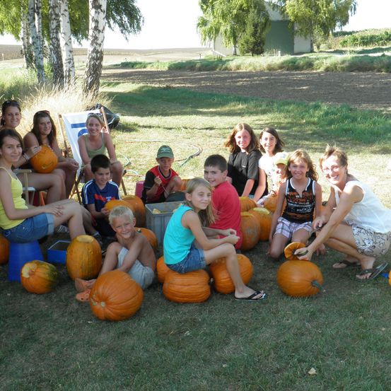 Bild enthält, Grass, Person, Portrait, Squash, Boy, Child, Male, Female, Girl, Woman