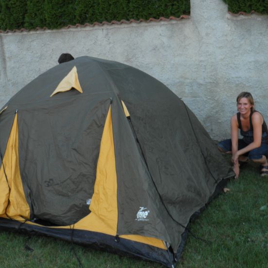 Bild enthält, Tent, Camping, Outdoors, Mountain Tent, Nature, Person, Face, Head, Jeans, Pants