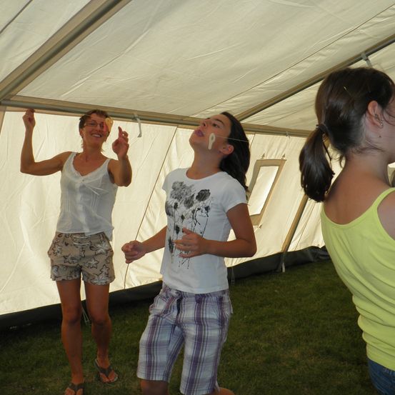 Bild enthält, Shorts, T-Shirt, Adult, Female, Person, Woman, Shelter, Girl, Teen, Tent