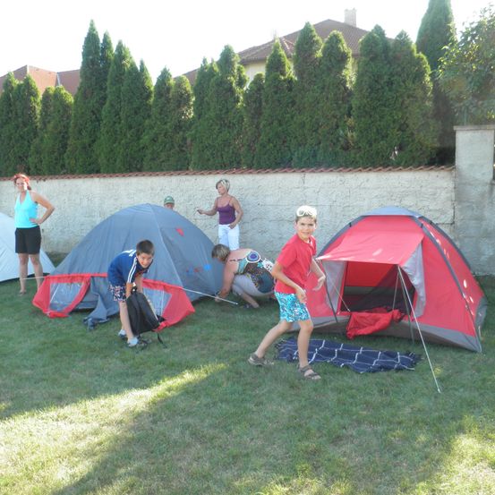 Bild enthält, Building, Outdoors, Shelter, Tent, Camping, Person, Mountain Tent, Nature, Clothing, Shorts