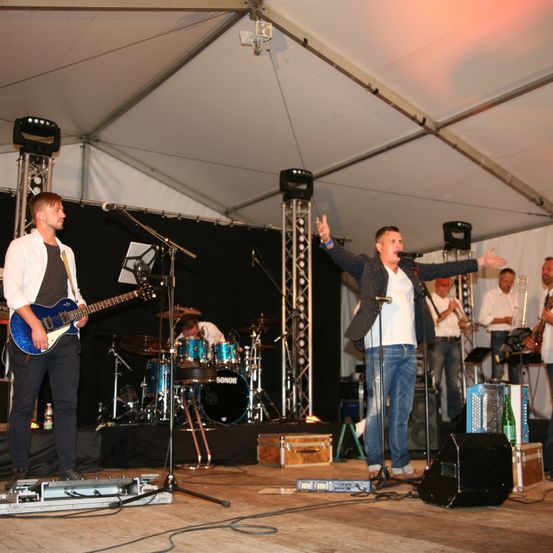 Bild enthält, Group Performance, Music Band, Musical Instrument, Person, Stage, Adult, Male, Man, Concert, Guitar