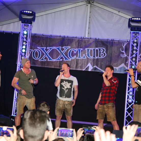 Bild enthält, Stage, Boy, Male, Person, Teen, Adult, Man, Concert, Child, Shorts