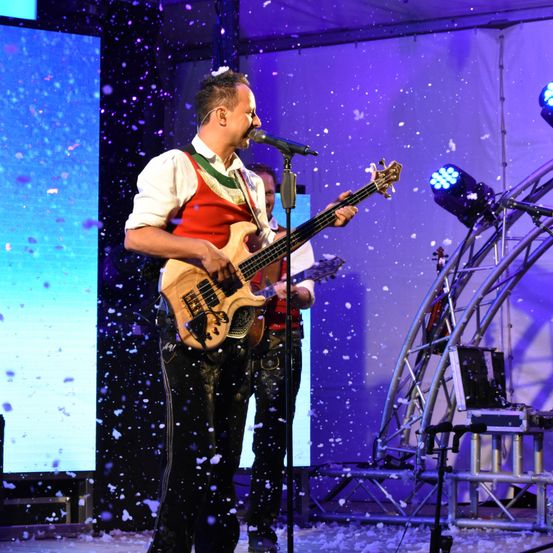 Bild enthält, Concert, Crowd, Person, Stage, Guitar, Musical Instrument, Microphone, Performer, Solo Performance, Musician