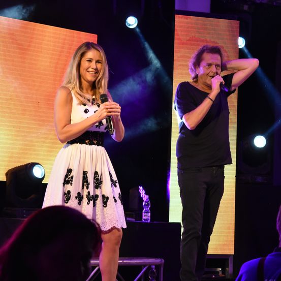 Bild enthält, Stage, Concert, Person, Lighting, Adult, Female, Woman, Male, Man, Urban