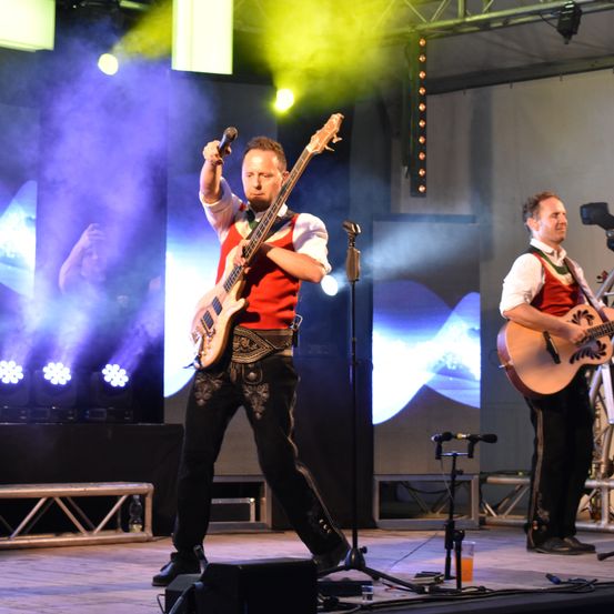 Bild enthält, Concert, Crowd, Person, Stage, Group Performance, Music Band, Guitar, Boy, Child, Male