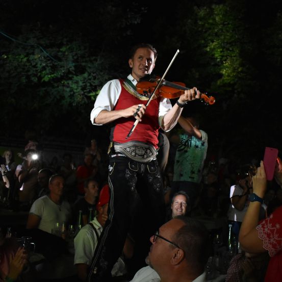 Bild enthält, Concert, Crowd, Person, Musical Instrument, Violin, Adult, Male, Man, Face, Glasses