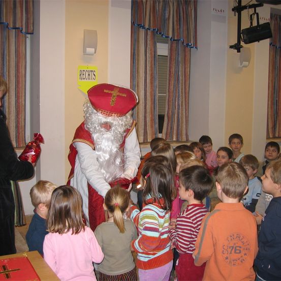 Bild enthält, Adult, Male, Man, Person, Child, Female, Girl, Bride, Woman, Boy