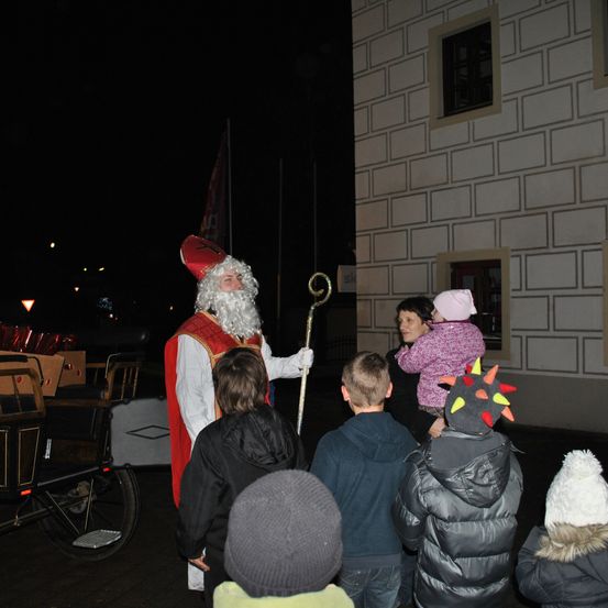 Bild enthält, Person, Boy, Child, Male, Hat, Wheel, Jacket, Face, Spoke, Jeans