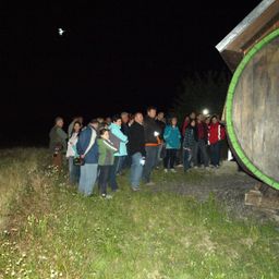 Bild enthält, Person, Clothing, Pants, Outdoors, Coat, Jeans