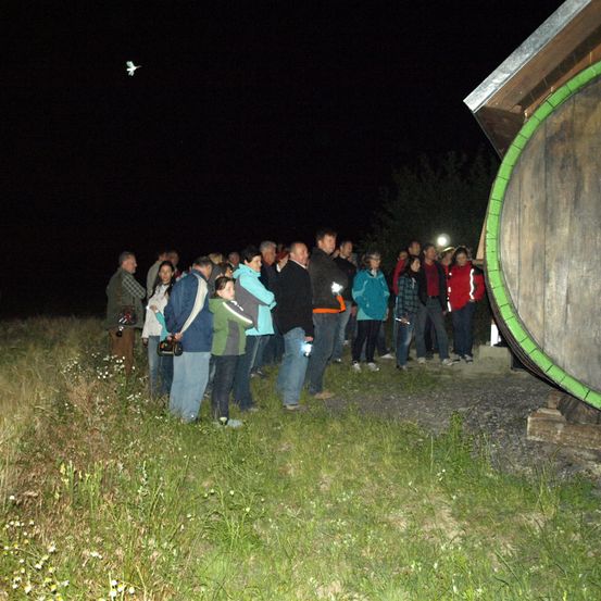 Bild enthält, Person, Clothing, Pants, Outdoors, Coat, Jeans