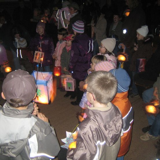Bild enthält, Vigil, Boy, Child, Male, Person, Face, Adult, Man, Jeans, Shoe