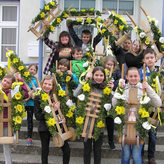 Bild enthält, Flower, Flower Arrangement, People, Person, Female, Girl, Teen, Flower Bouquet, Boy, Child