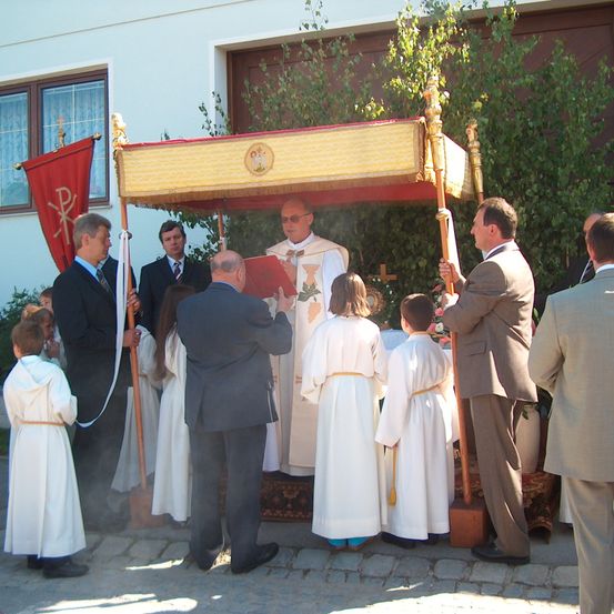 Bild enthält, Adult, Female, Person, Woman, Male, Man, Formal Wear, Suit, Shoe, Face