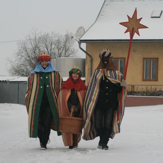 Bild enthält, Costume, Person, Adult, Female, Woman, Car, Fashion, Shelter, Wheel, License Plate