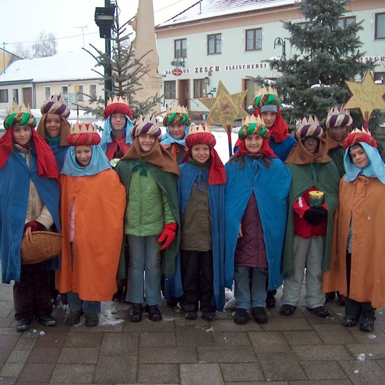 Bild enthält, Coat, Tree, Adult, Female, Person, Woman, Costume, Jacket, Fir, Hood