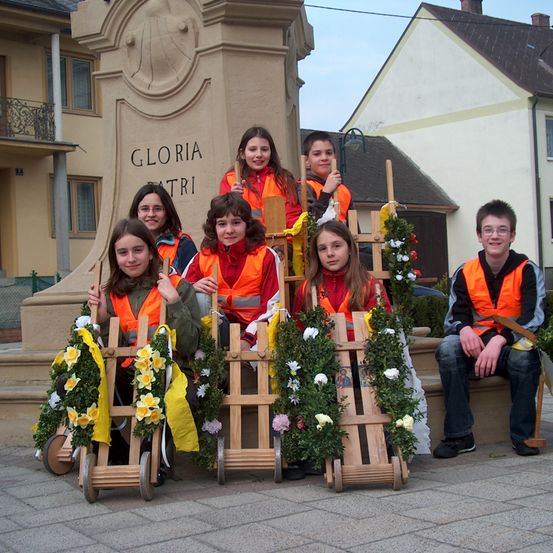 Bild enthält, Flower, Flower Arrangement, Potted Plant, Flower Bouquet, Neighborhood, Boy, Male, Person, Teen, People
