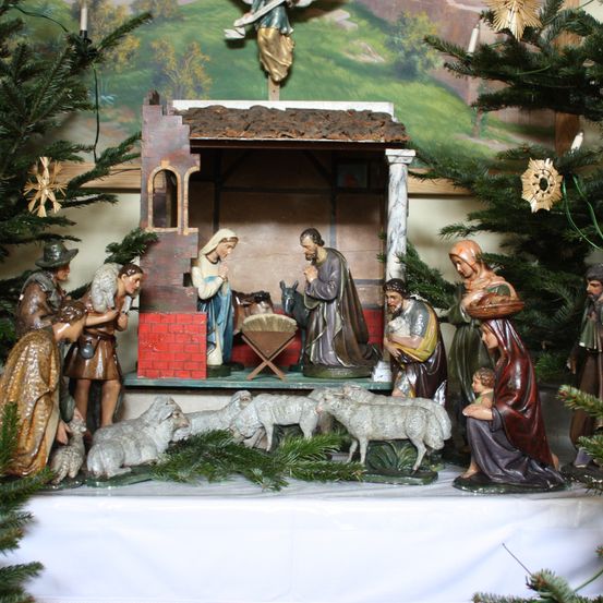 Bild enthält, Fir, Plant, Tree, Person, Adult, Bride, Female, Woman, Christmas Decorations, Face