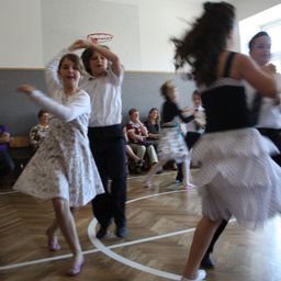 Bild enthält, Dancing, Person, Floor, Flooring, Child, Female, Girl, Dance Pose, Adult, Woman