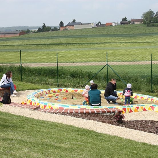 Bild enthält, Grass, Nature, Outdoors, Park, Play Area, Outdoor Play Area, Person, Shoe, Lawn, Garden