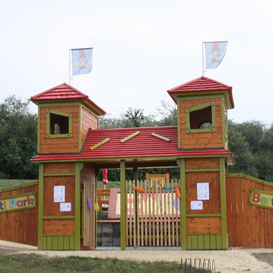 Bild enthält, Play Area, Outdoors, Flag, Outdoor Play Area, Architecture, Building, Housing, Gate