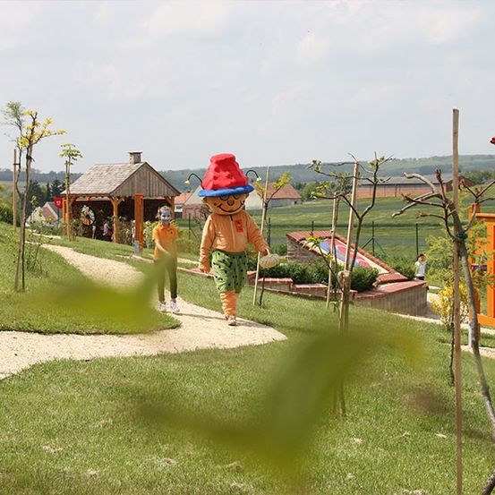 Bild enthält, Grass, Outdoors, Shelter, Person, Walking, Resort, Play Area, Nature, Outdoor Play Area, Countryside