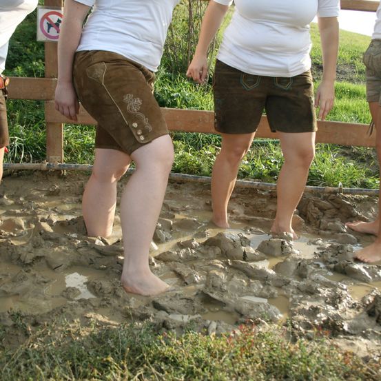 Bild enthält, Clothing, Shorts, Barefoot, Person, Mud, Jeans, Pants