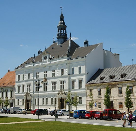Bild enthält, City, Clock Tower, Neighborhood, Urban, Street, Car, Bell Tower, Wheel, Monastery, Person