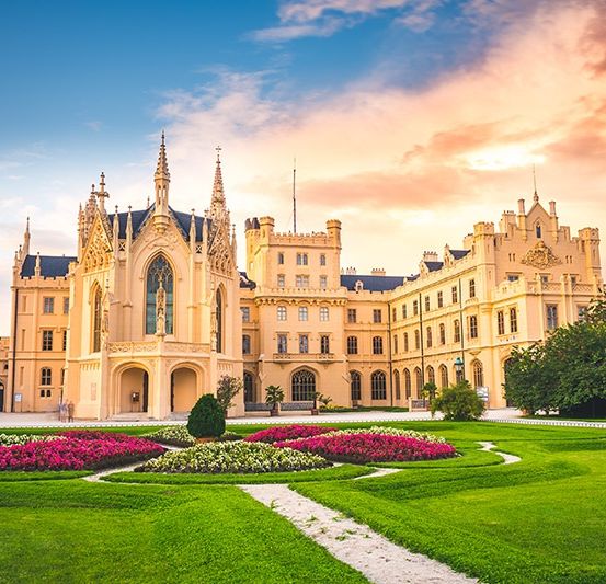 Bild enthält, Architecture, Building, House, Housing, Manor, Plant, Arch, Gothic Arch, Grass, Person
